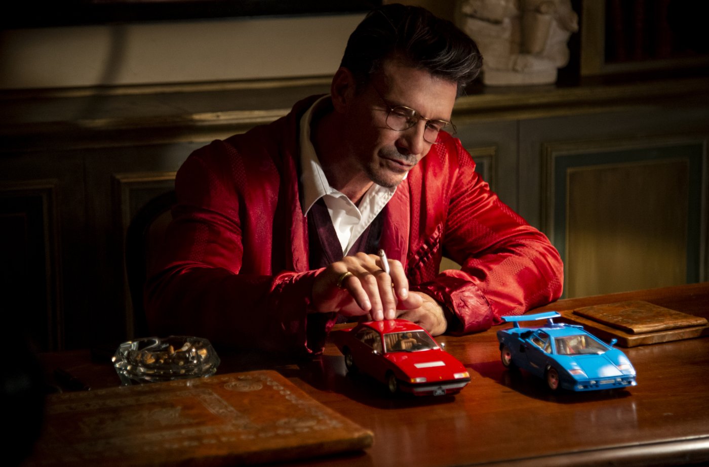 Perché il film The man behind the legend" è un totale